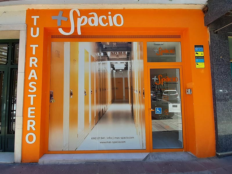 Fachada del local de alquiler de trasteros en el centro de Madrid de +Spacio